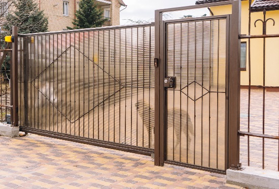 Купить ворота из профлиста с элементами ковки, с металлическими столбами в рамке или под дерево в Воркуте от 153030 руб